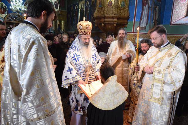 IPS Mitropolit Teofan, la Mănăstirea Almaș: „Orice încălcare a poruncii lui Dumnezeu îl face pe om neputincios”