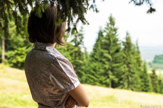 Poate și fata să aibă inițiativa în ceea ce privește căutarea viitorului soț? / Foto: Oana Nechifor tânără privind în zare