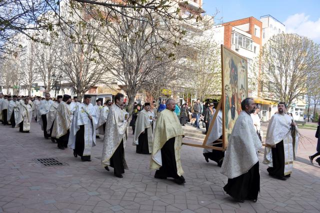 La Pelerinajul de Florii de la Iaşi sunt aşteptaţi, astăzi, aproximativ 100 de preoţi şi mii de credincioşi La Pelerinajul de Florii de la Iaşi sunt aşteptaţi, astăzi, aproximativ 100 de preoţi şi mii de credincioşi