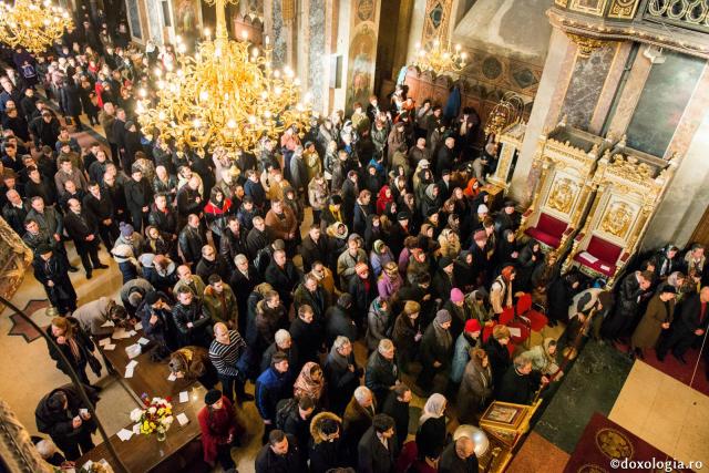 credincioși participând la slujbă în Catedrala Mitropolitană din Iași