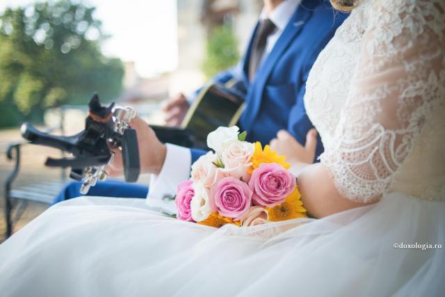 Scrisoare către o mireasă – necazurile să nu vă ia pe nepregătite / Foto: Oana Nechifor mireasă cu buchet și mire cu chitară