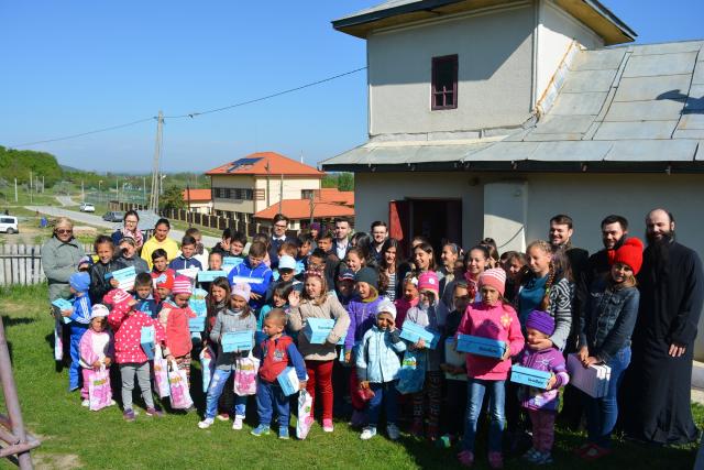 57 de copii din Stânca-Roznovanu au primit încălțăminte nouă, în cadrul Proiectului „Cutia cu Papucei pentru Ei”
