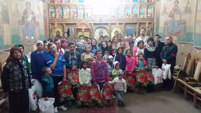 Familiile nevoiașe din Parohia Poiana-Brăeşti, ajutate în urma proiectului „Dăruind vei dobândi”