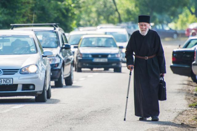 Cuvinte de folos spre mântuire – Sfântul Ierarh Nifon / Foto: Oana Nechifor călugăr bătrân pe drum