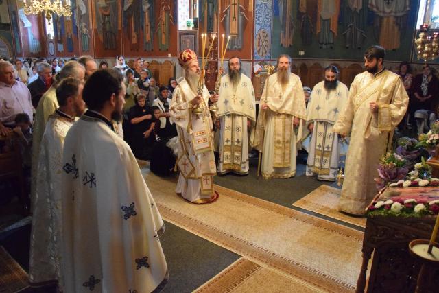 Sfinții Apostoli Petru și Pavel, cinstiți la Mănăstirea Dumbrăvele prin Liturghie arhierească