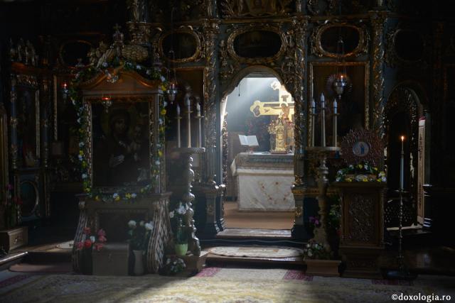 Deosebirea dintre Taine și ierurgii / Foto: Oana Nechifor raze de lumină în biserică