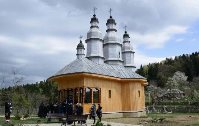 Foto: Constantin Ciofu Bucurie şi rugăciune în „poiana raiului“ de la Pocrov