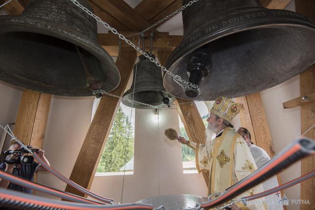 Liturghie arhierească și sfințire de noi clopote, la împlinirea a 550 de ani de la punerea pietrei de temelie a Mănăstirii Putna