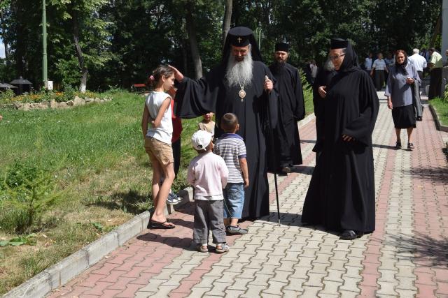 Fotografii: Tudorel Rusu IPS Părinte Mitropolit Teofan, prezent la hramul Centrului social-cultural „Sfântul Ilie“ al Mănăstirii Miclăuşeni