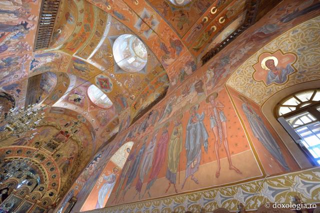 Foto: Oana Nechifor Pictura din biserica Mănăstirii Horaița ‒ o invitație în Cer