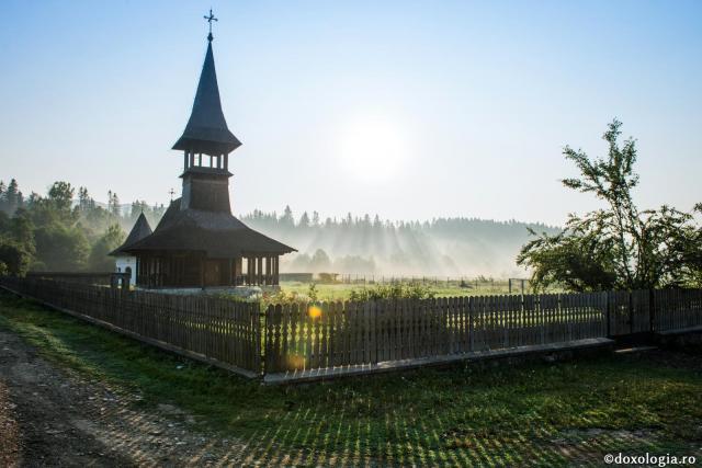 Slujba Utreniei și răsăritul soarelui / Foto: Oana Nechifor Slujba Utreniei și răsăritul soarelui