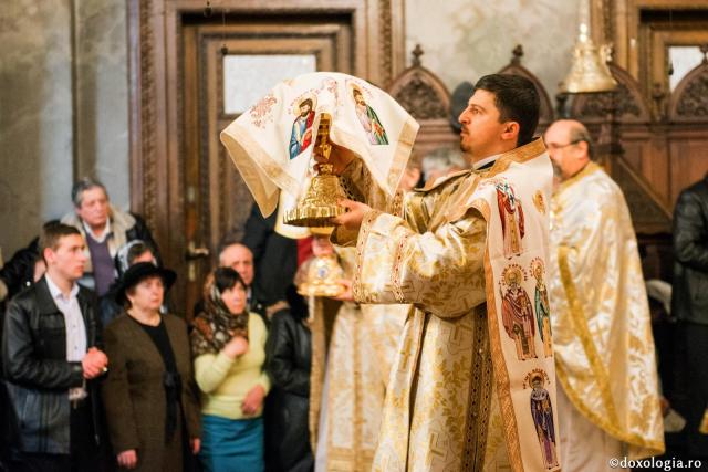 diacon cu Sfântul Potir în mână la Sfânta Liturghie