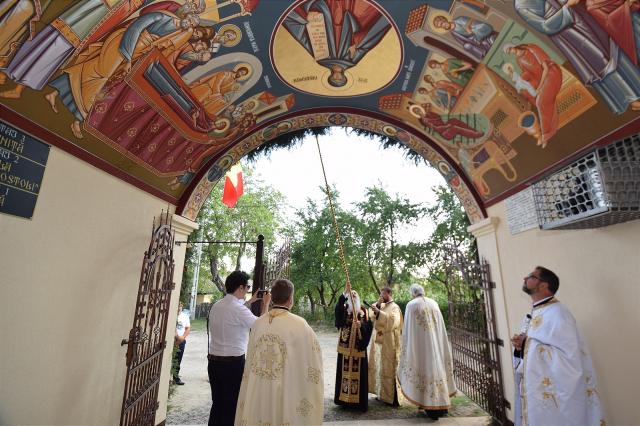 Fotografii: Tudorel Rusu Așezământul-clopotniță din Parohia Hândrești, sfințit de IPS Mitropolit Teofan