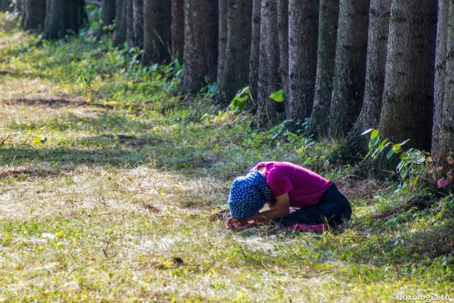 Fără smerenie, suntem orbi în războiul duhovnicesc / Foto: Oana Nechifor femeie în genunchi cu capul plecat