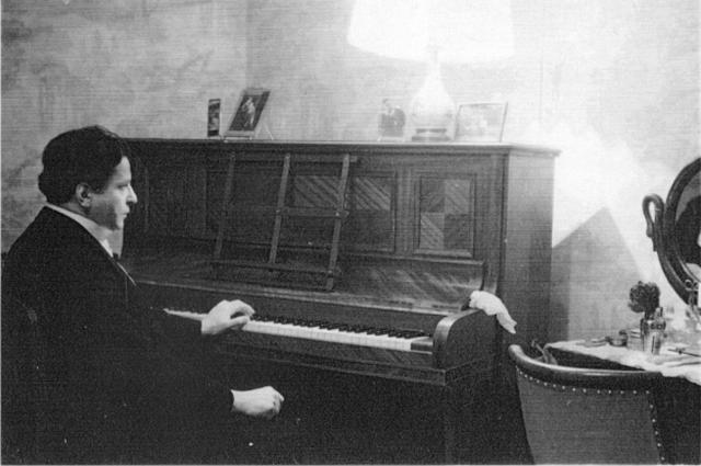 George Enescu: „Muzica românească este născută din suferințele poporului nostru prigonit” George Enescu: „Muzica românească este născută din suferințele poporului nostru prigonit”