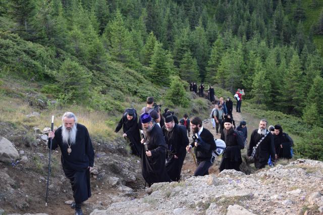 Peste 1000 de pelerini au urcat la hramul Mănăstirii Ceahlău