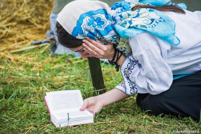 femeie citind rugăciuni