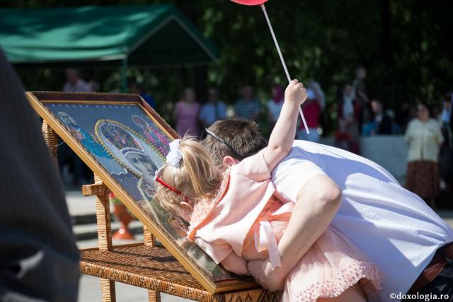 tată și fiică sărutând icoana Sfântului Nicolae
