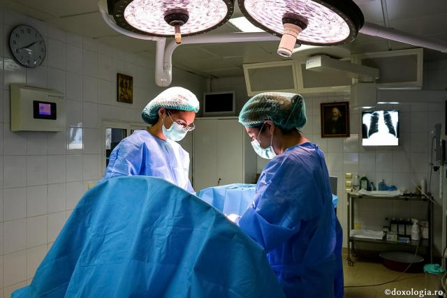 Sfântul Luca și Sfântul Pantelimon, prezenți în sala de operații / Foto: Oana Nechifor sală de operație