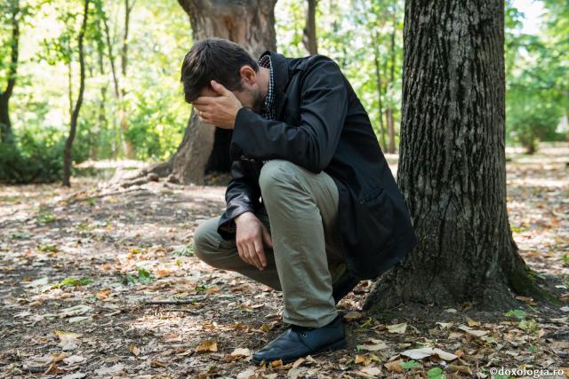 În trei chipuri greșește omul: din slăbiciune, neștiință sau din voia cea rea / Foto: Oana Nechifor bărbat cu mâna la frunte