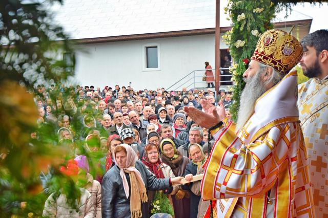 O nouă biserică închinată Sfintei Cuvioase Parascheva, sfințită de IPS Părinte Mitropolit Teofan