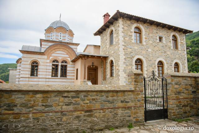Conacul Mănăstirii Xenofont din Kareia, Athos / Foto: Pr. Silviu Cluci Conacul Mănăstirii Xenofont din Kareia, Athos