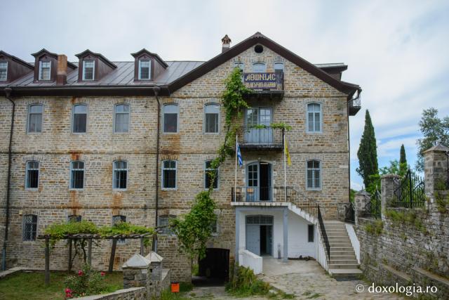 Clădirea Athoniadei de la Schitul „Sfântul Andrei” – Kareia / Foto: Pr. Silviu Cluci Schitul „Sfântul Andrei” – Kareia