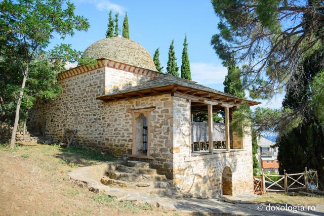 Paraclisul „Sfânta Treime” – Xenofont, Athos / Foto: Pr. Silviu Cluci Paraclisul „Sfânta Treime” – Xenofont