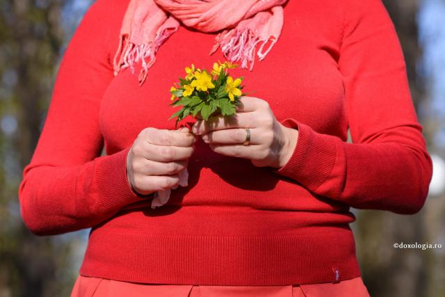 femeie cu flori galbene în mână