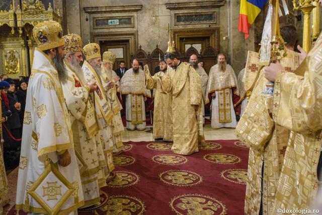 sobor de ierarhi la Sfânta Liturghie în Catedrala Mitropolitană din Iași