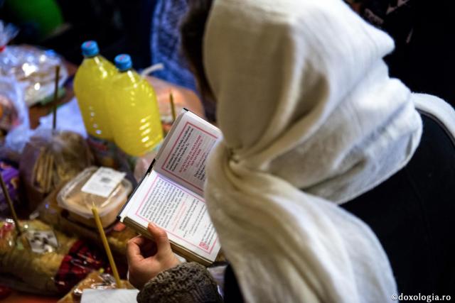 Cum pot respecta poruncile Mântuitorului? / Foto: Oana Nechifor femeie citind rugăciuni