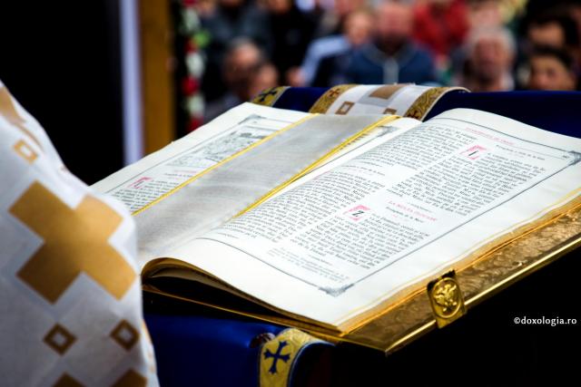 Foto: Bogdan Zamfirescu „Părinte, deschide-mi Evanghelia şi zi-mi viitorul!”