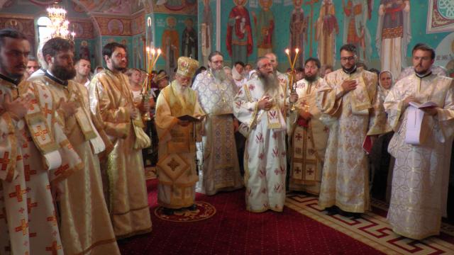 IPS Arhiepiscop Pimen, la prăznuirea Sfântului Ierarh Leontie de la Rădăuți: „Cine-L părăseşte pe Dumnezeu uită şi de semeni”