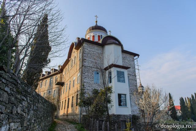 Paraclisul „Sfinții Trei Ierarhi” al Athoniadei – Athos / Foto: Pr. Silviu Cluci Paraclisul „Sfinții Trei Ierarhi” al Athoniadei – Athos