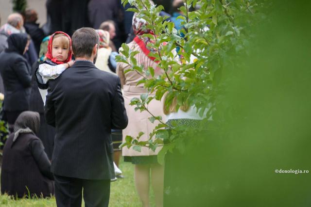 Rolul fundamental al tatălui în familie / Foto: Ștefan Cojocariu fetiță în brațele tatălui