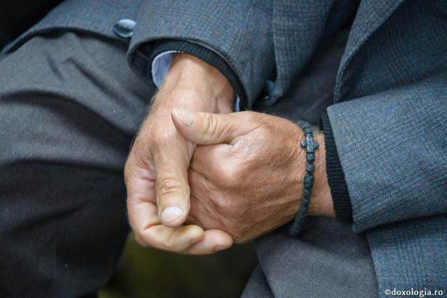 Să ne rugăm cu întreaga noastră ființă: „Doamne, știu că ai puterea să faci asta!” / Foto: Ștefan Cojocariu mâini împreunate