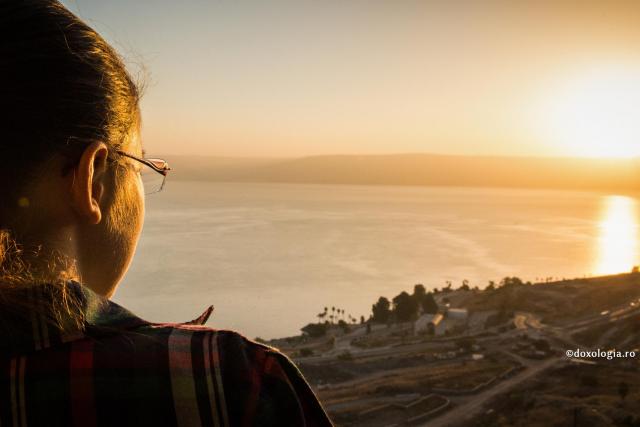 Pocăință, spovedanie, auto-învinovățire – care e diferența? / Foto: Oana Nechifor tânără privind apusul