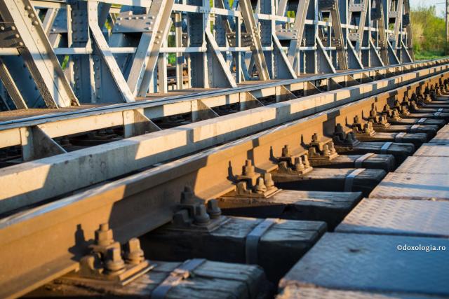 Pildă despre purtarea de grijă a Maicii Domnului / Foto: Oana Nechifor cale ferată