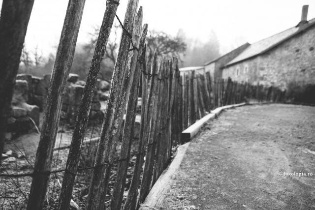 gard vechi din lemn