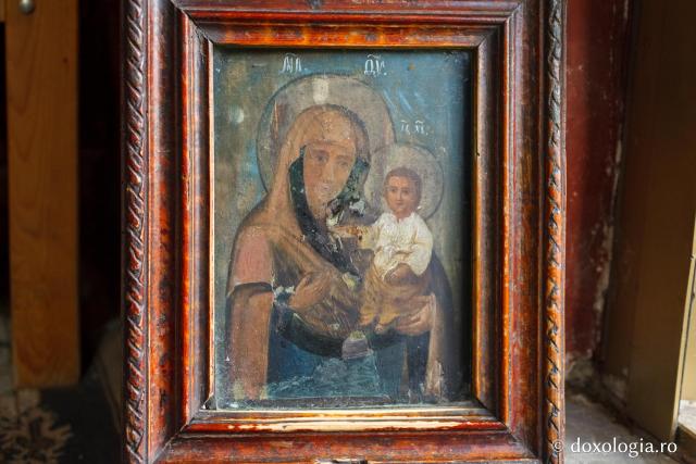 Icoana Maicii Domnului cu Pruncul, aşezată de Sfântul Iosif de la Bisericani într-un stejar (Foto: Emil Bănuți) Icoana făcătoare de minuni a Maicii Domnului de la Bisericani