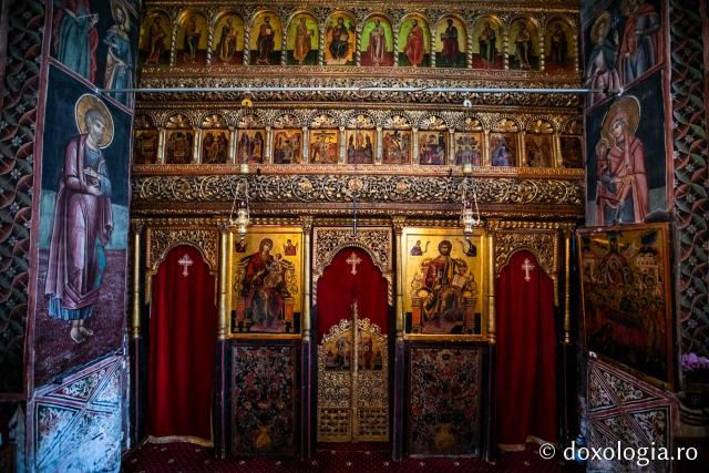 Catapeteasma bisericii Mănăstirii Govora / Foto: Pr. Silviu Cluci catapeteasmă