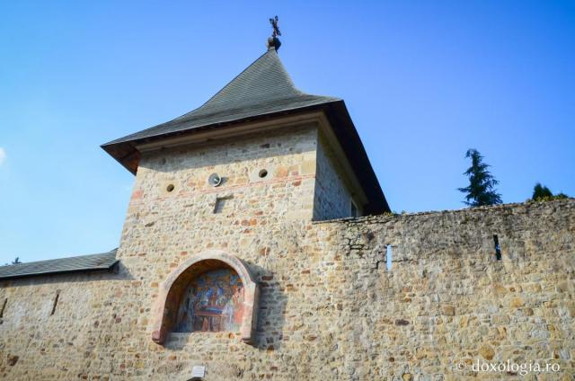 Fresca Adormirii Maicii Domnului, de pe turnul Mănăstirii Bistrița