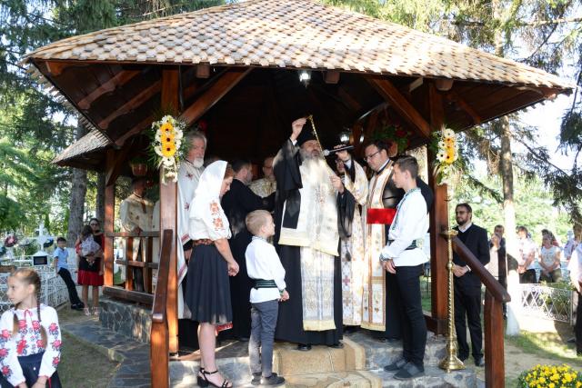 IPS Mitropolit Teofan a sfințit altarul de vară al Parohiei Poienița: a fost prima vizită a ierarhului în această localitate