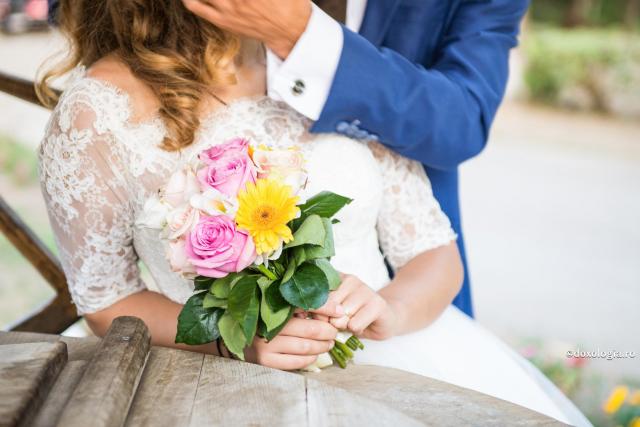 În dragoste este nevoie de o delicatețe deosebită / Foto: Oana Nechifor mireasă cu buchetul în mână