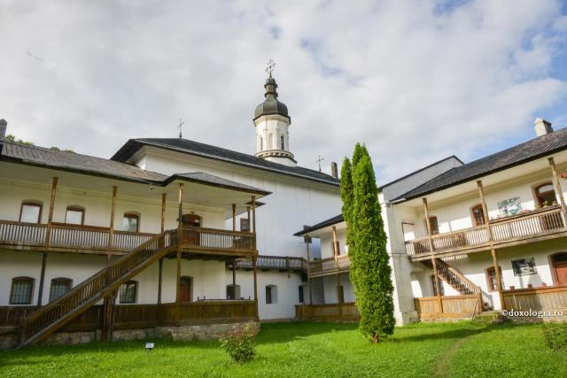 Să te mărturisești regulat, că dacă mături casa mai des, ți-i drag să stai în ea / Foto: Oana Nechifor corp de chilii