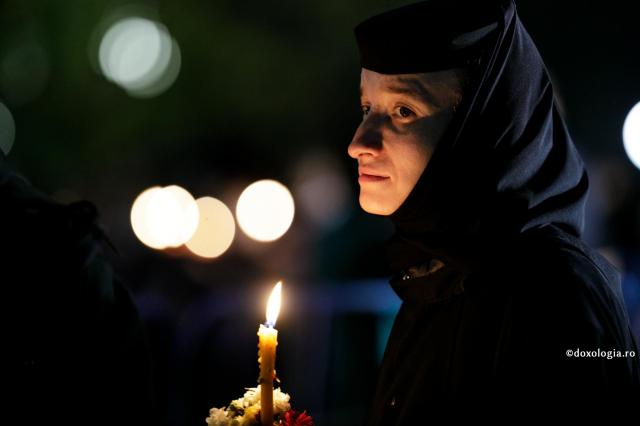Când lucrăm virtuțile, trebuie să fim atenți la ispite / Foto: Oana Nechifor chip de maică