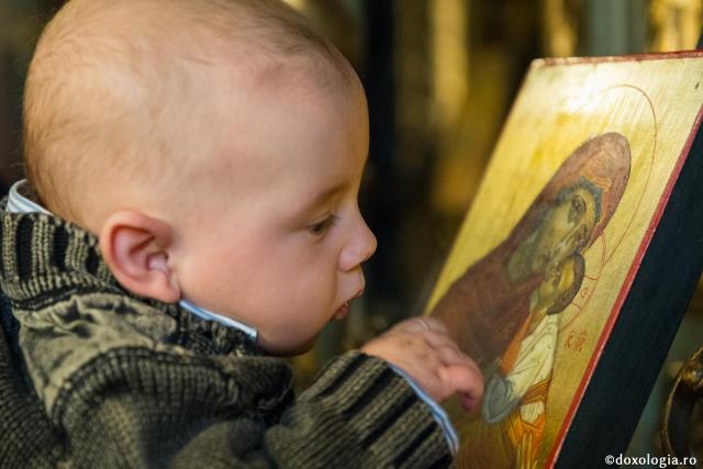 Maica Domnului, nădejdea noastră / Foto: Oana Nechifor copil privind icoana Maicii Domnului