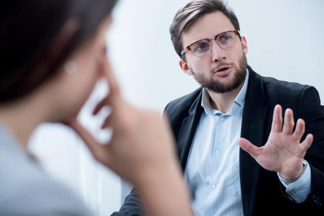 Patima de a comanda – o altă etapă în dezvoltarea mândriei bărbat discutând