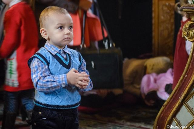 Pe cine să așteptăm mai mult: pe „moșul” sau pe Sfântul Nicolae? / Foto: Oana Nechifor copil în biserică