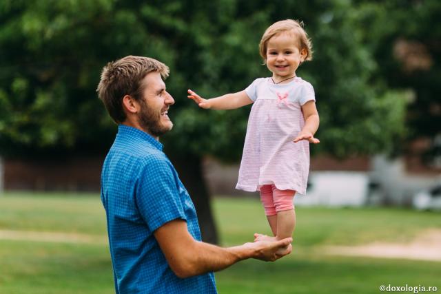 Femeia de mâine se formează din fetița de astăzi / Foto: Pr. Benedict Both fetiță stând în picioare în palma tatălui